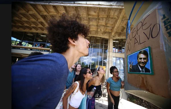 Depois de Jean Wyllys e Bolsonaro, alunos da UnB fazem “cuspe ao alvo”