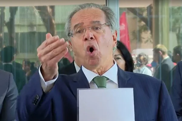 Paulo Guedes bate boca com sindicalista ao defender venda da Petrobras