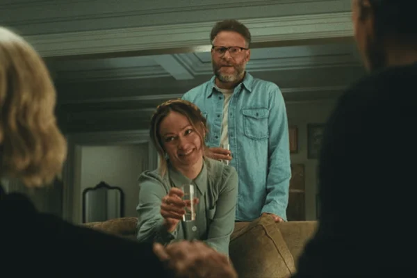 foto com cor. frame do filme o convite da a24 - metrópoles