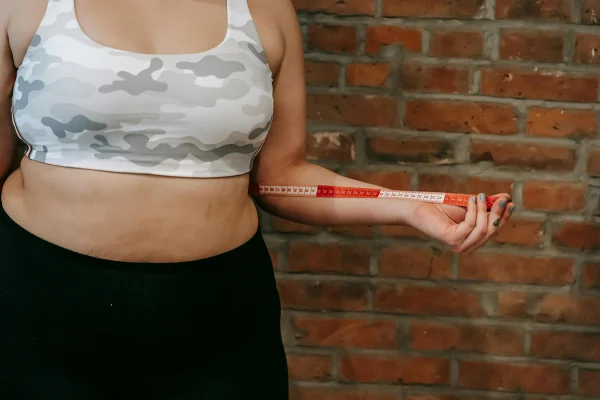 Foto colorida de mulher medindo da circunferência abdominal - Metrópoles