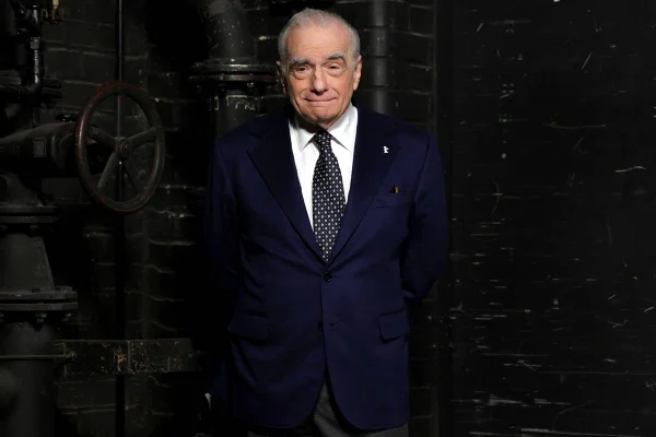 foto colorida de Martin Scorsese de terno azul escuro e camisa branca - metrópoles
