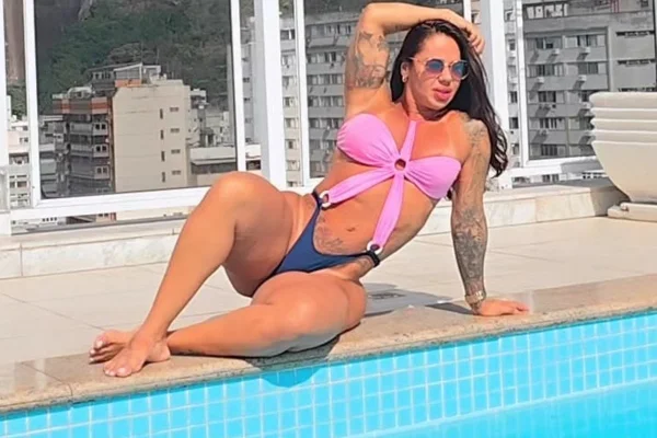 Fã oferece R$ 15 mil para "dar tapas" em Vanessa Ataídes, dona do maior bumbum do país - Metrópoles