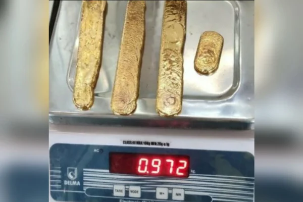 Homem é preso após esconder quatro barras de ouro nas nádegas