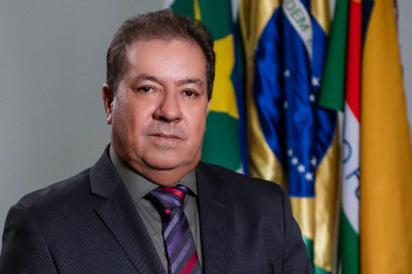Parlamentar manda mensagem sexual par mulher casada e invade casa dela