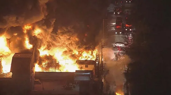 Incêndio de grandes proporções atinge galpão em Guarulhos (SP); vídeo