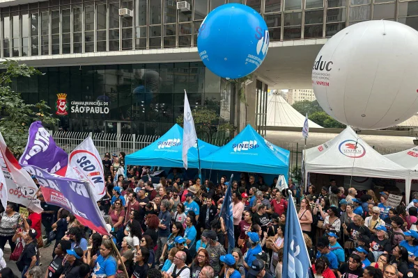 Imagem colorida mostra grupo de professores fazendo protesto contra reajuste para servidores proposto pelo prefeito Ricardo Nunes - Metrópoles