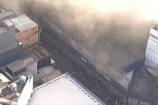 Incêndio no Brás altera funcionamento de linhas de ônibus no centro