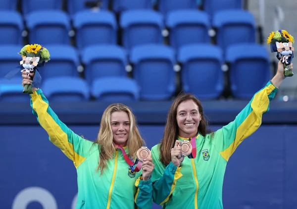 Luisa Stefani destaca emoções após receber a medalha de bronze do tênis em Tóquio