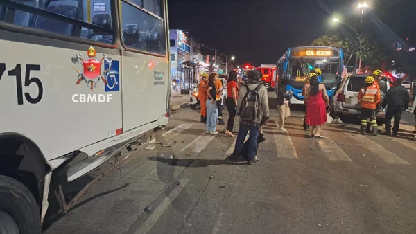 Acidente entre dois ônibus e um carro interdita avenida Hélio Prates - destaque galeria Acidente entre dois ônibus e um carro interdita avenida Hélio Prates - destaque galeria