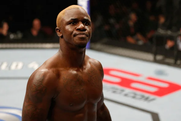 Sem vencer desde 2014, lutador ex-UFC tem múltiplas fraturas no rosto. Fotos