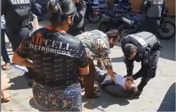 Imagem colorida mostra advogado sendo rendido por policiais da PMGO em 2021 - Metrópoles