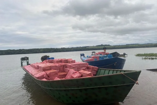 Embarcação com cigarros contrabandeados