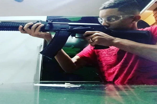 Armas e bíblia. Veja fotos do preso por divulgar imagens dos corpos de cantores sertanejos