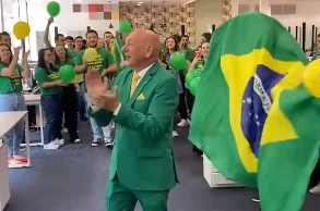 Luciano Hang é recebido por funcionários da Havan, após CPI