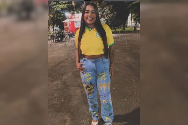 Foto colorida de Mc Rita, que foi arrastada após ter carro levado por jovem que era agredido em São Vicente, no litoral paulista.