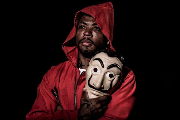 Mitada do estagiário! Santos faz vídeo promocional de La Casa de Papel
