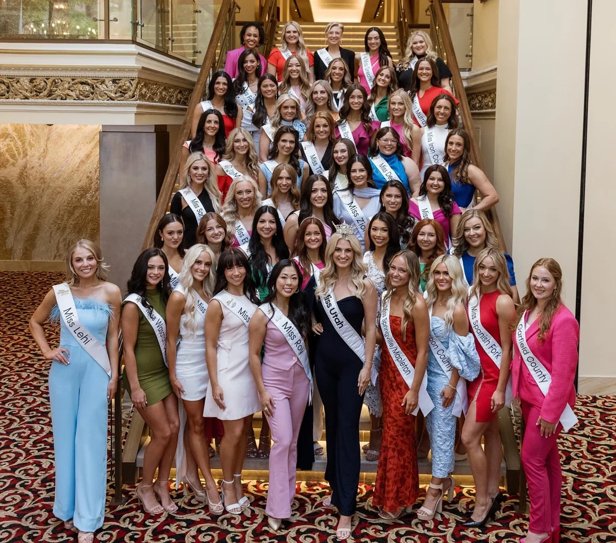 Brynn Carnesecca posa junto com outras misses Brynn Carnesecca posa junto com outras misses