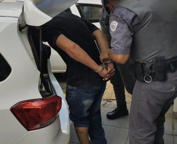 Imagem mostra homem algemado acusado de sequestrar caminhoneiro - Metrópoles