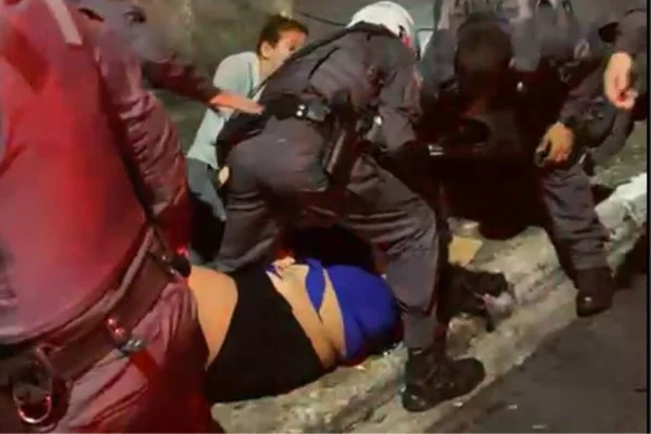 PMs se aglomeram sobre mulher caída em calçada - Metrópoles