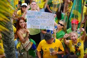 Ao lado de aliados, Flávio Bolsonaro reúne multidão nas ruas do Rio - imagem 4
