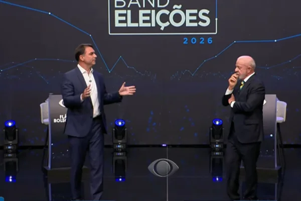 Em debate, Lula e Flávio falam sobre “filho” e “irmão” fugidos do Brasil