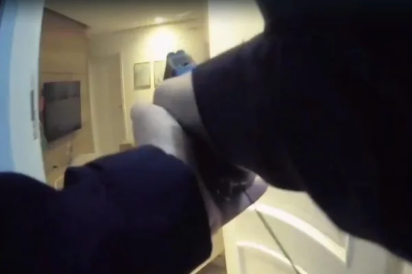 Homem em aparente surto psicótico ataca PM com faca e é baleado. Vídeo