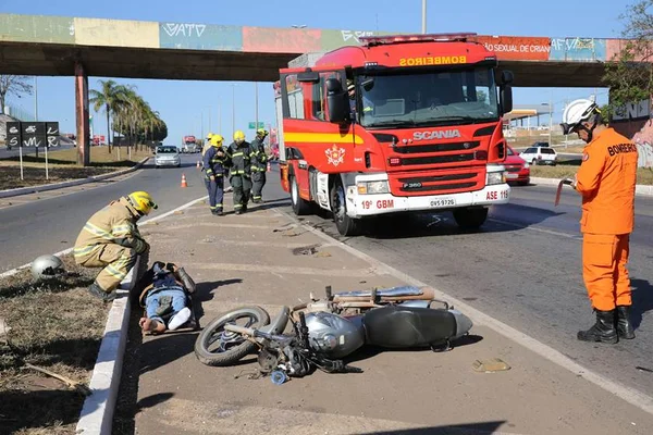 Acidente entre carro e moto na Epia Sul deixa duas pessoas feridas