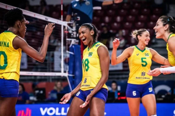 Foto colorida da Seleção Brasileira feminina de vôlei