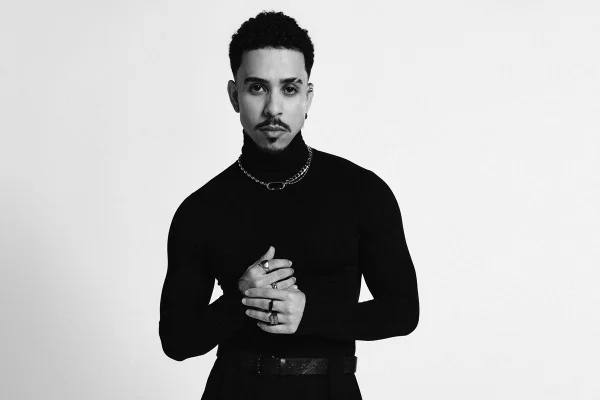 Foto colorida do cantor e compositor Thiago Pantaleão - Metrópoles