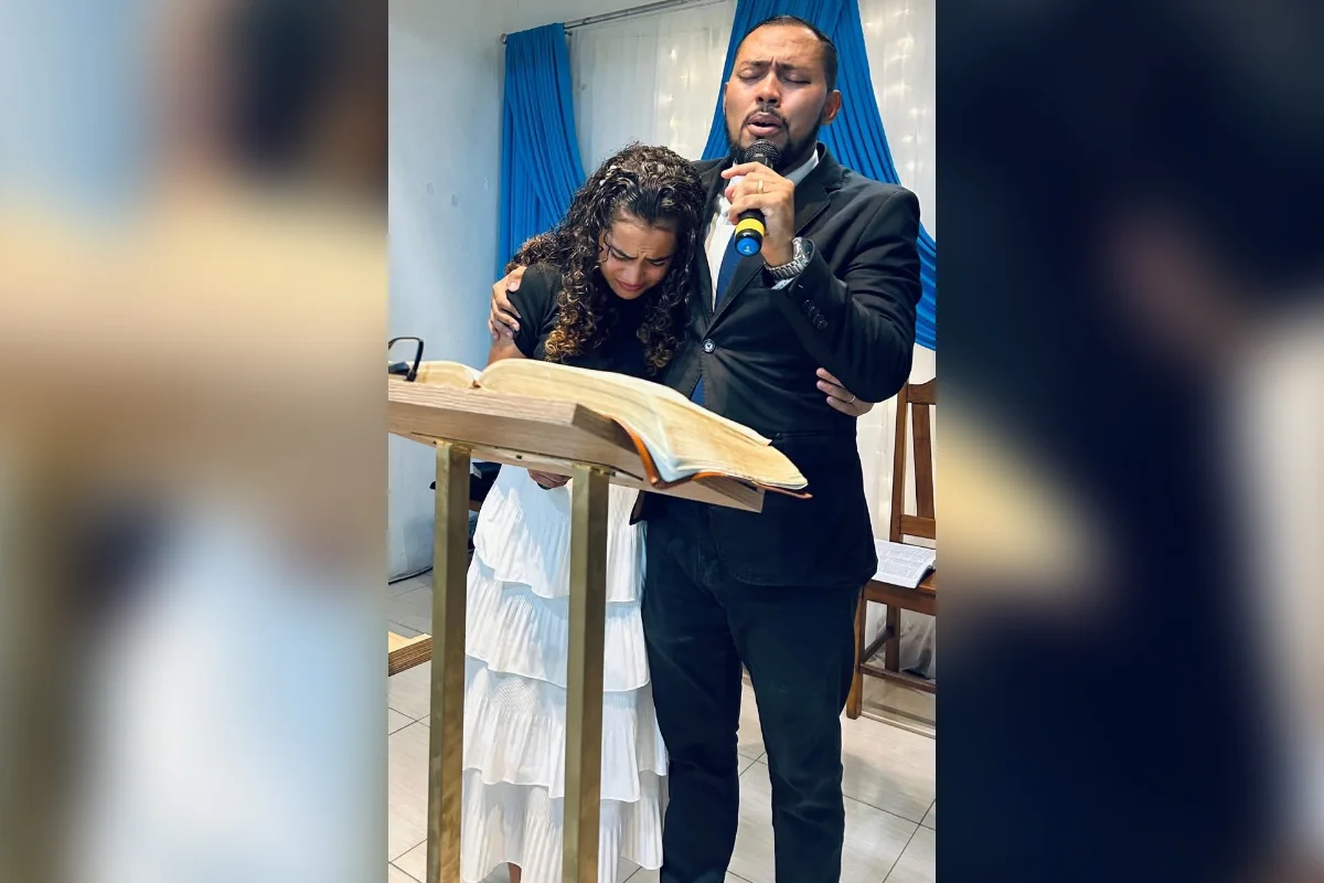 Casal de pastores é indiciado por estuprar 6 adolescentes da igreja
Casal de pastores é indiciado por estuprar 6 adolescentes da igreja