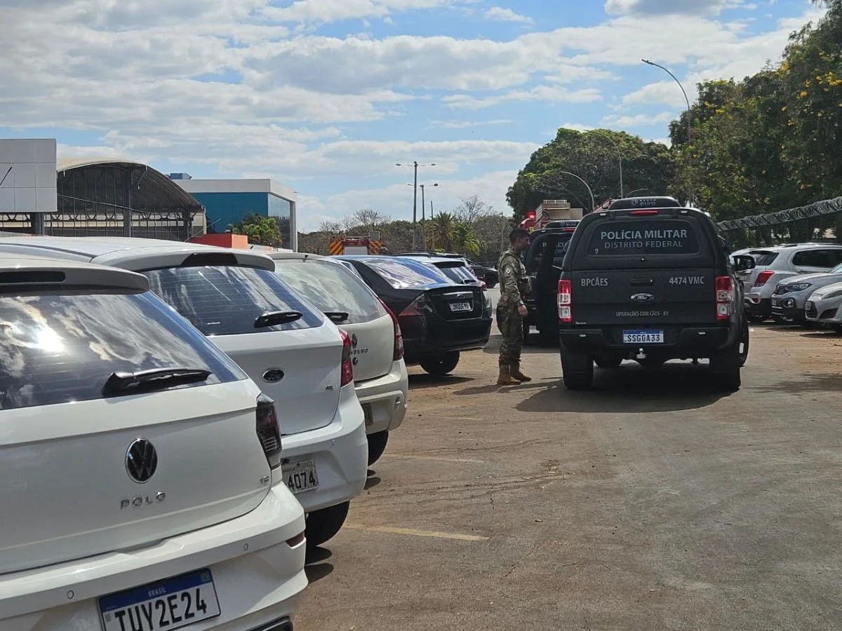 Mala abandonada em estacionamento mobilizou esquadrão antibombas Mala abandonada em estacionamento mobilizou esquadrão antibombas