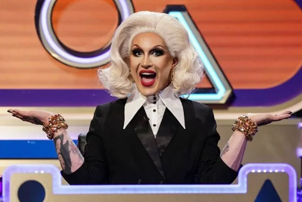 foto colorida de drag queen de cabelos loiros - metrópoles