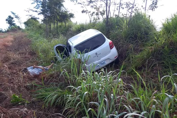 Adolescentes que roubavam pedestres capotam carro após perseguição