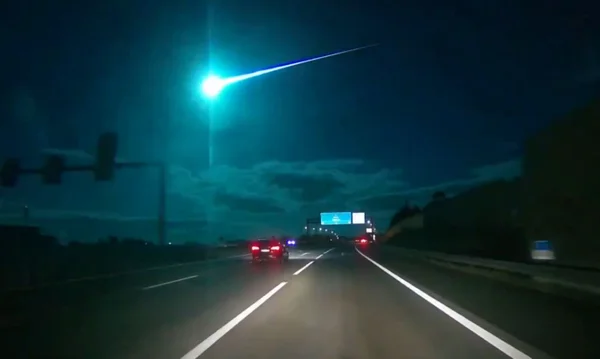 Imagem colorida de meteoro passando no céu - Metrópoles