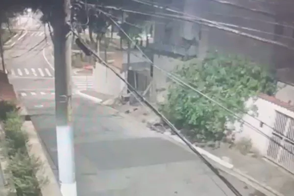 Câmera de segurança mostra momento em que prédio desabou em SP