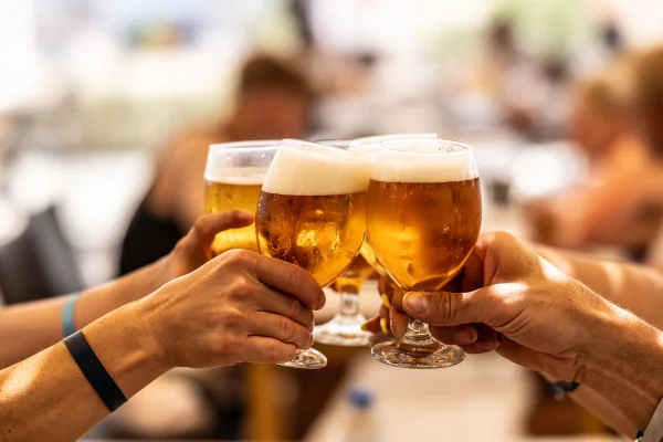 imagem de pessoas levantando cerveja