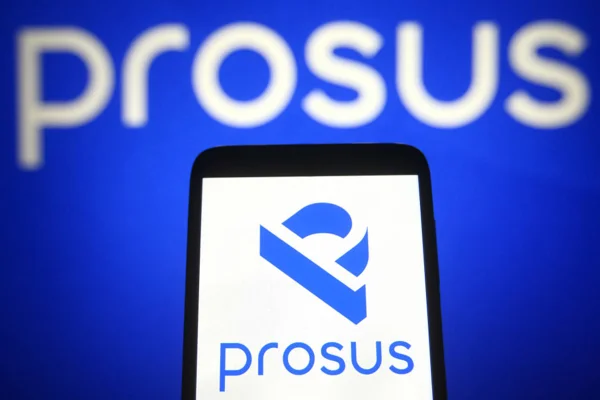 Imagem de celular exibindo o logotipo da Prosus, empresa dona do iFood - Metrópoles