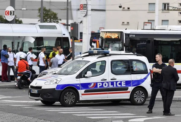 Homem com faca ataca pessoas na França: 8 feridos e 1 morto