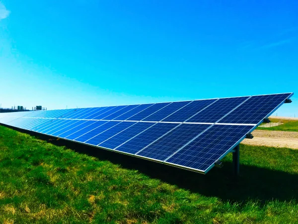 Fotografia colorida de um telão de energia | Energy Summit