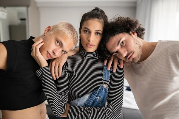 Maioria da gen Z está disposta a viver relacionamento aberto; entenda