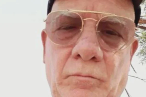 Homem de 74 anos vítima de golpe Boa Noite Cinderela aparece foto com boné e óculos de sol estilo aviador- Metrópoles