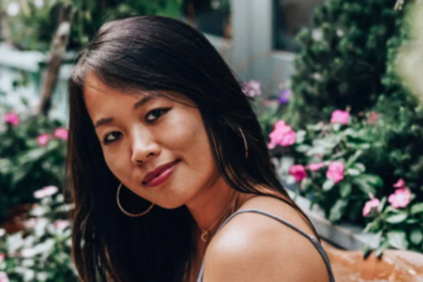 Foto colorida da escritora Ana Huang - Metrópoles