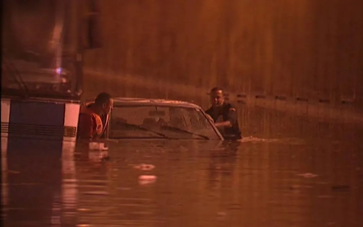 Chuva deixa Túnel do Anhagabaú inundado em 1999