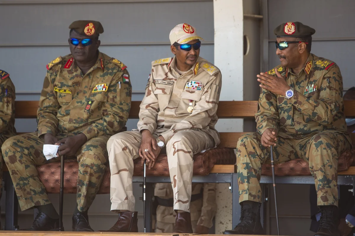 General Mohamed Hamdan Dagalo (centro) e o general Abdel Fattah al-Burhan (direita) General Mohamed Hamdan Dagalo (centro) e o general Abdel Fattah al-Burhan (direita)