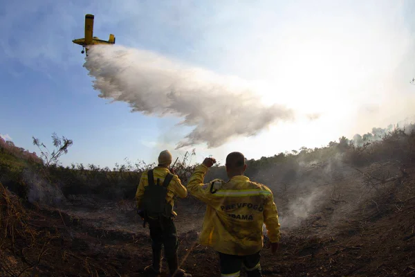 Imagem colorida de avião combatendo queimada no Pantanal