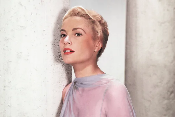 foto com cor. grace kelly - metrópoles