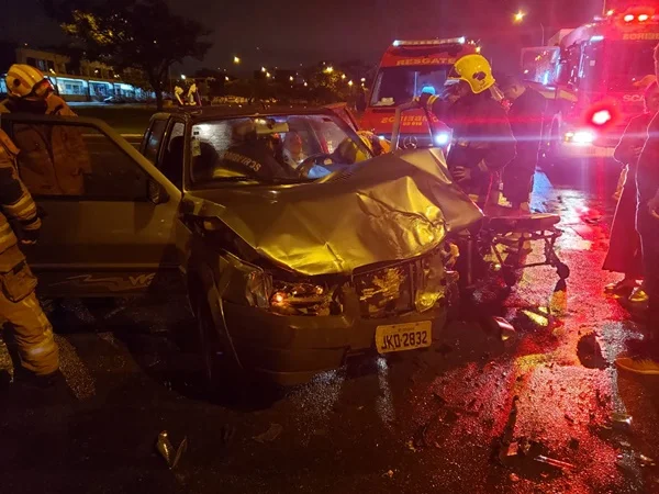 Veículos colidiram na EPIG, no semáforo frente ao IML Veículos colidiram na EPIG, no semáforo frente ao IML
