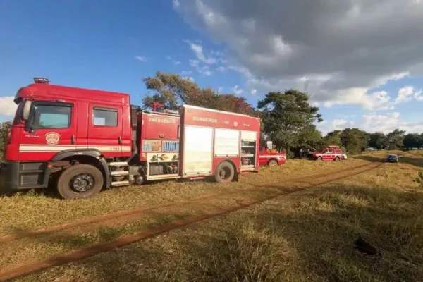 Caminhões do Corpo de Bombeiros atendendo a ocorrência de queda de parapente