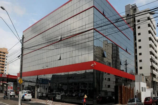Imagem colorida de fachada de prédio espelhada