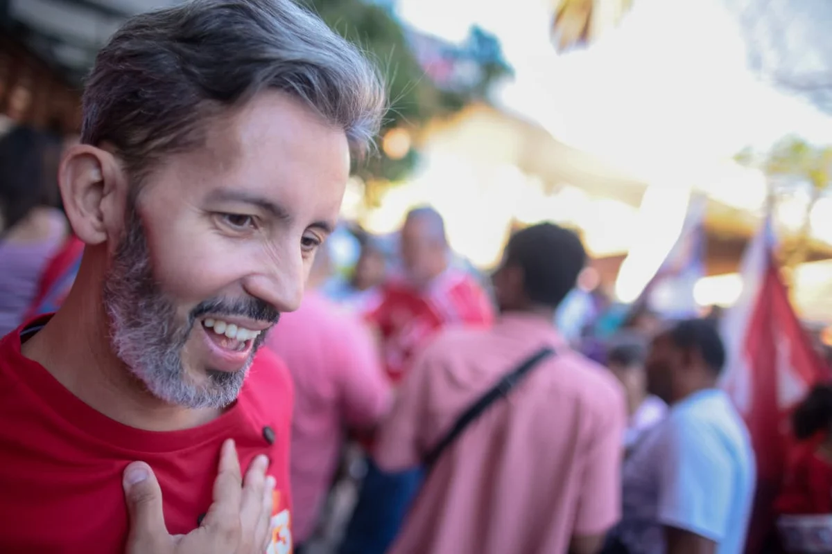 Leandro Grassa faz campanha em assembleia dos rodoviários no Conic, mas vai embora antes da reunião do sindicato.
Leandro Grassa faz campanha em assembleia dos rodoviários no Conic, mas vai embora antes da reunião do sindicato.